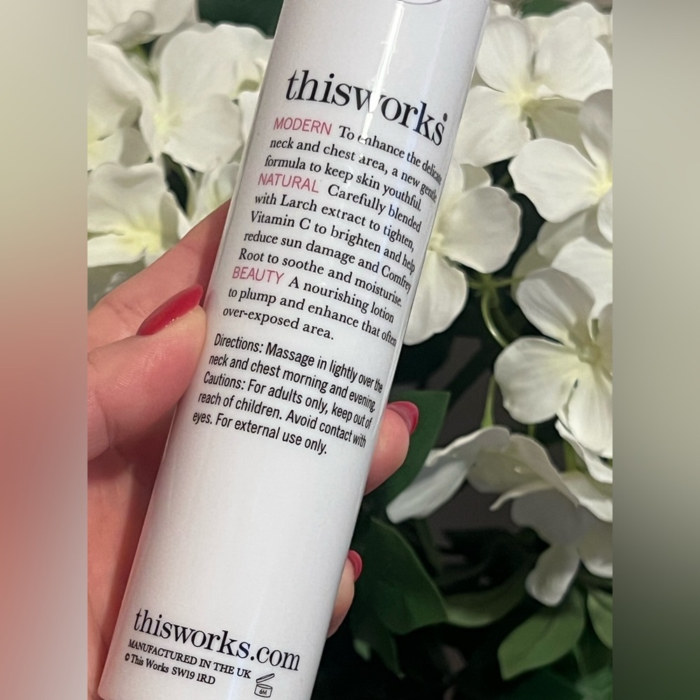 THISWORKS • MODERN NATURAL BEAUTY • PERFECT CLEAVAGE FIRMING LOTION - Picture 2 of 3